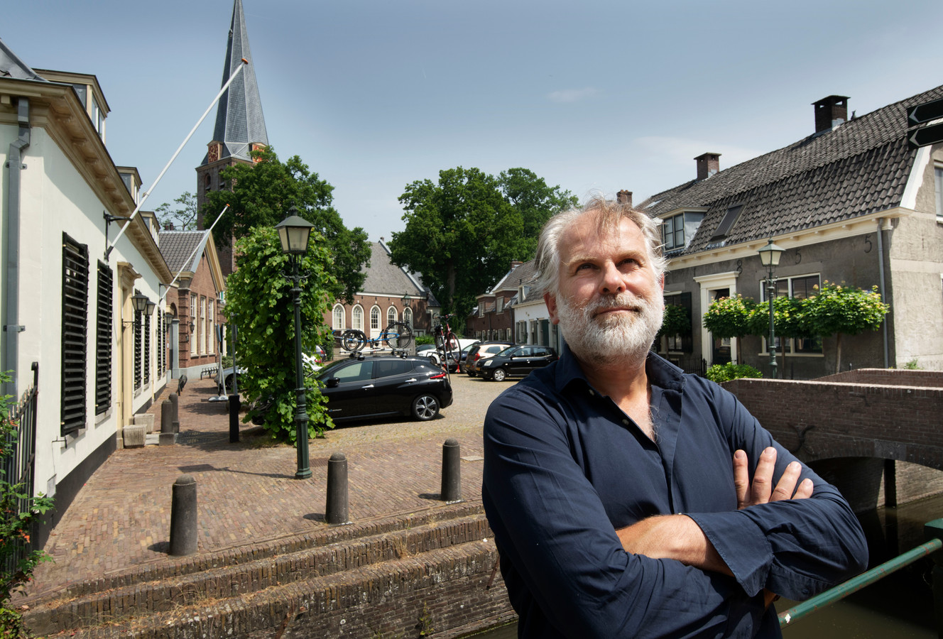 Marco Mud, de voorzitter van het Dorpsplatform Langbroek, voor de Brink, het dorpshart van Langbroek
