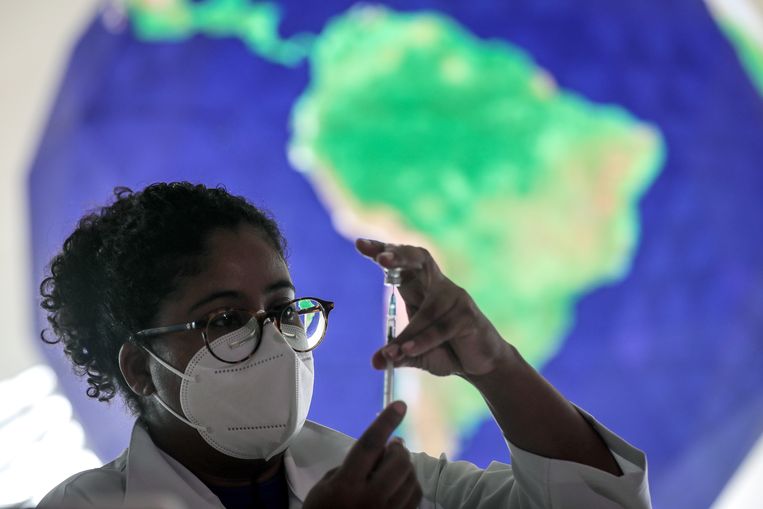 Een Braziliaanse gezondheidsmedewerker prepareert een coronavaccin. Beeld EPA