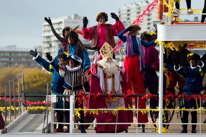 Sinterklaas komt aan in Antwerpen en zwaait naar alle kindjes die op hem staan te wachten.