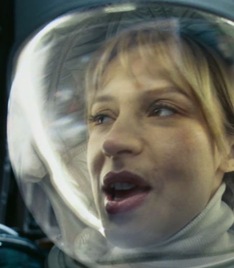 Angèle en cosmonaute dans les rues de New York, elle dévoile son nouveau clip futuriste