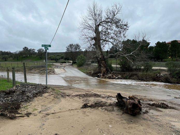 Het kruispunt in San Miguel waar het voertuig met Lindsy en Kyle Doan erin werd meegesleurd door overstromingswater.