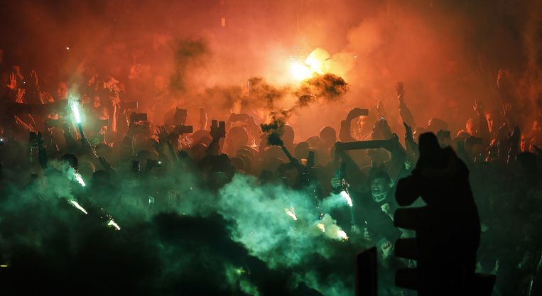 Vurige fans van Betis voor het Estadio Benito Villamarín. Beeld EPA