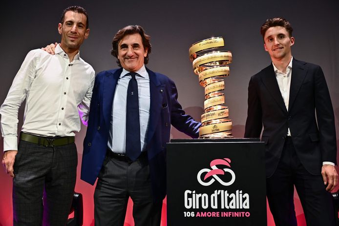 Bij de presentatie waren onder anderen Vincenzo Nibali, inmiddels gestopt, en de winnaar van 2022 Jai Hindley aanwezig.