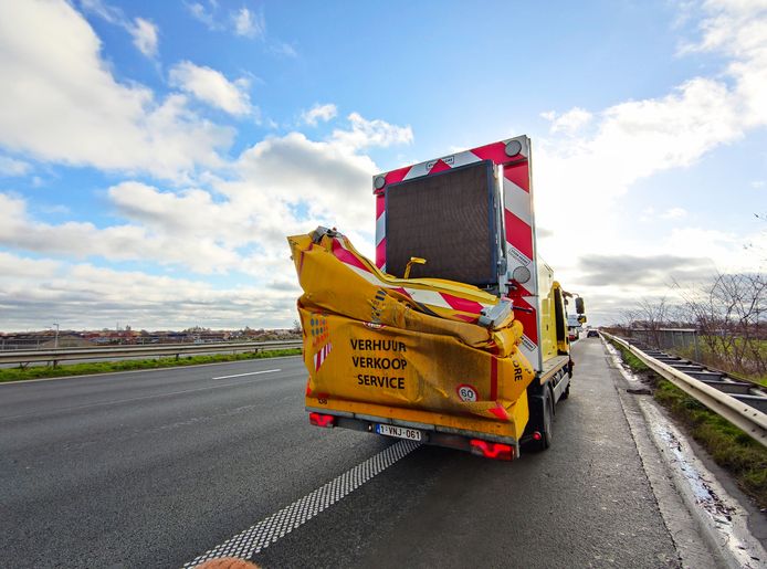 Opnieuw knalt een bestuurder tegen botsabsorbeerder op E403 Ledegem hln.be