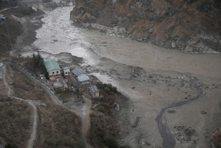 Een vloedgolf in de Indiase regio Chamoli in India, nadat een deel van een gletsjer in de Himalaya is afgebroken, februari 2021. Beeld HH / EPA