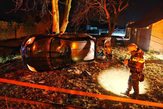 De man raakte met zijn auto van de weg en belandde op de zijkant in een tuin in Baarle-Nassau.