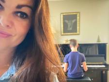 Coen (12) verrast zijn moeder met zelf aangeleerd pianospel en gaat viraal op Twitter