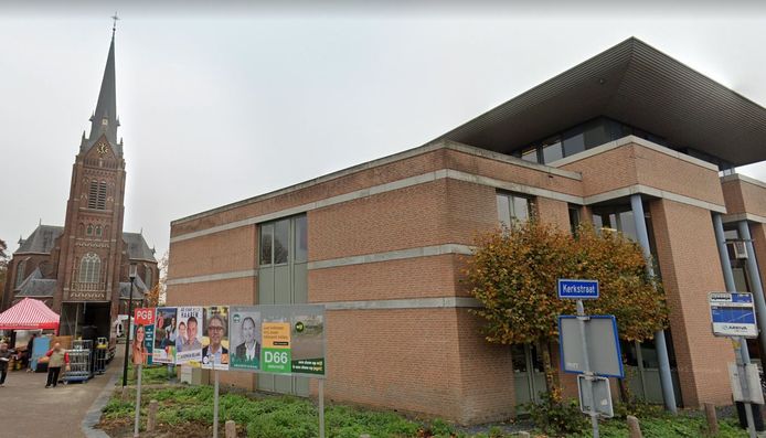 Het gemeentehuis van Haaren ten tijde van de verkiezingscampagne voor de gemeenteraad van Oisterwijk.