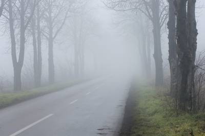 Grijze wereld door mist of mistflarden in Veenendaal in de ochtend