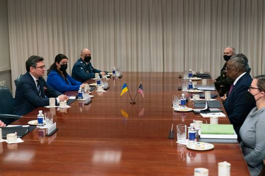 Amerikaans minister van Defensie Lloyd Austin (rechts, midden) ontving de Oekraïense buitenlandminister Dmitro Koeleba (links) vandaag in het Pentagon.
