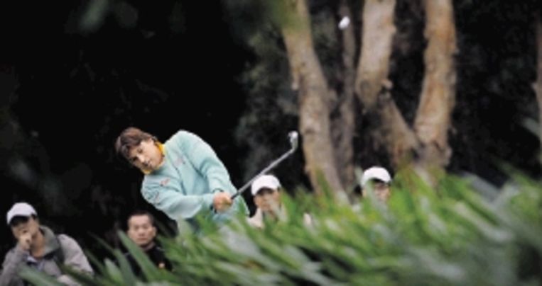 Golfer Robert-Jan Derksen aan het werk in Hongkong. (FOTO AFP) Beeld AFP