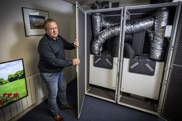 Alexander Bloemen van ventilatiespecialist/groothandel Harry Bloemen bij zijn speciale ventilatie-unit, die geen succes is geworden: „Je verkijkt je op de krappe ruimte in lokalen.”
