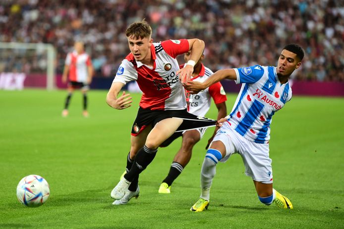 Anas Tahiri van Heerenveen probeert Feyenoorder Patrik Walemark op alle mogelijke manier af te stoppen.