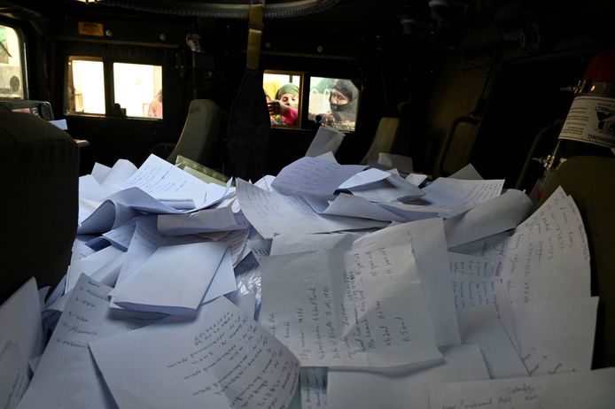 Talloze papieren met persoonsgegevens van Afghanen die het land willen verlaten liggen in een legertruck die voor de Britse ambassade staat geparkeerd. (19/08/2021).