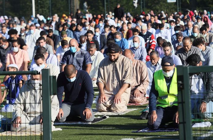 Moslims bidden op sportpark Woensel-Noord.