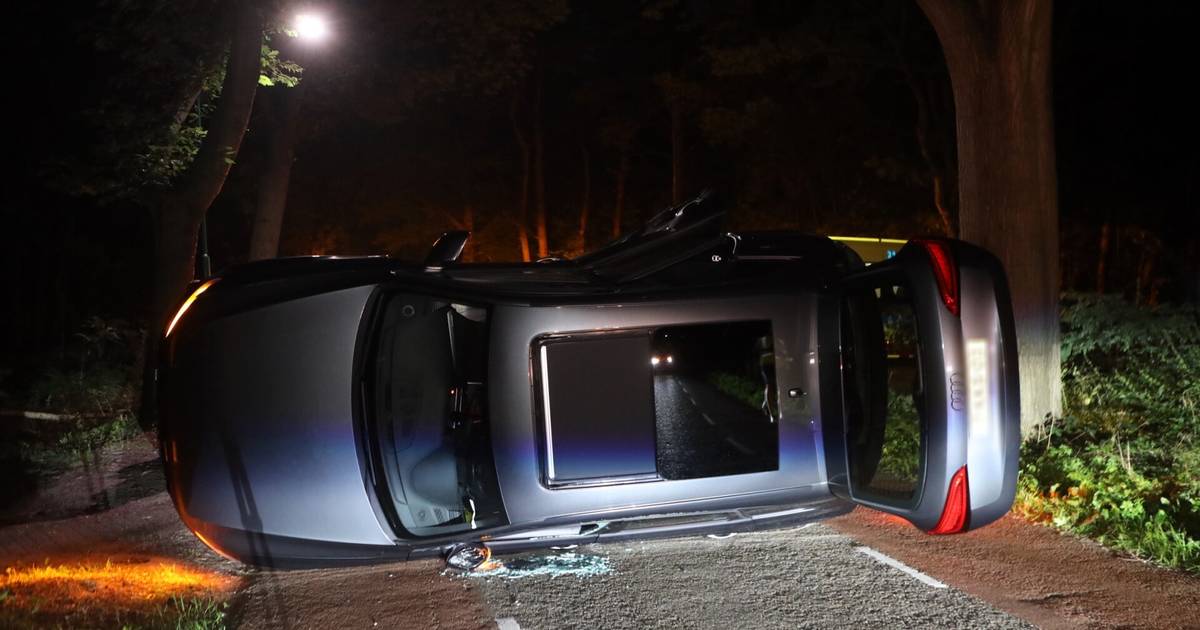 Auto belandt op zijn kant na harde botsing in Nistelrode.