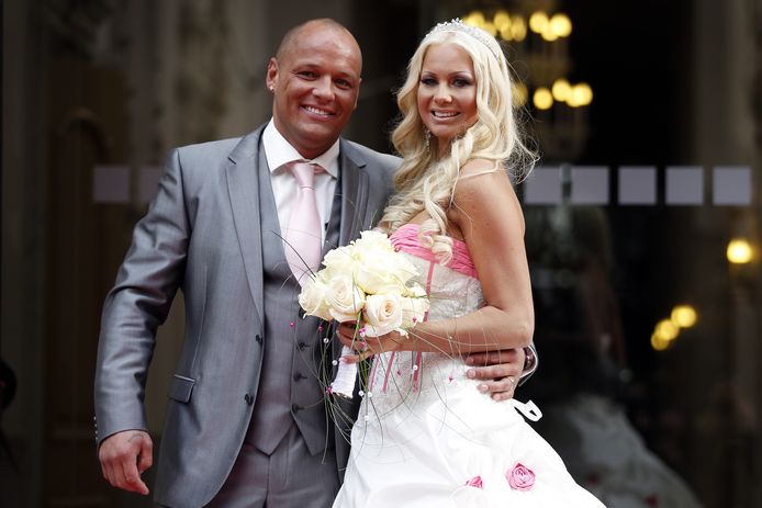 Samantha 'Barbie' de Jong trad in 2012 met Michael in het huwelijk. Hun echtscheiding is nu het onderwerp van de realitysoap ' Samantha & Michael Scheiden Ermee Uit ' op de commerciële zender RTL5.