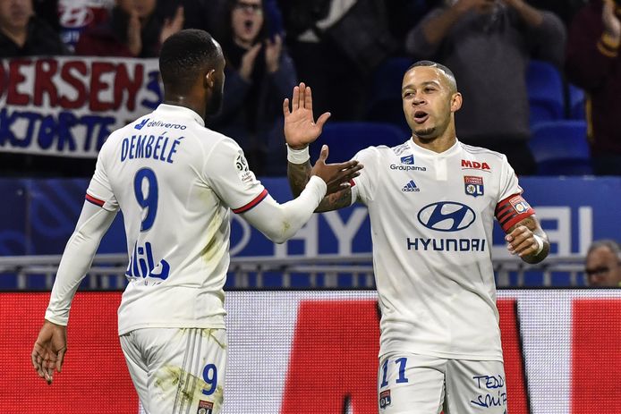 Depay feliciteert Dembélé met zijn goal.