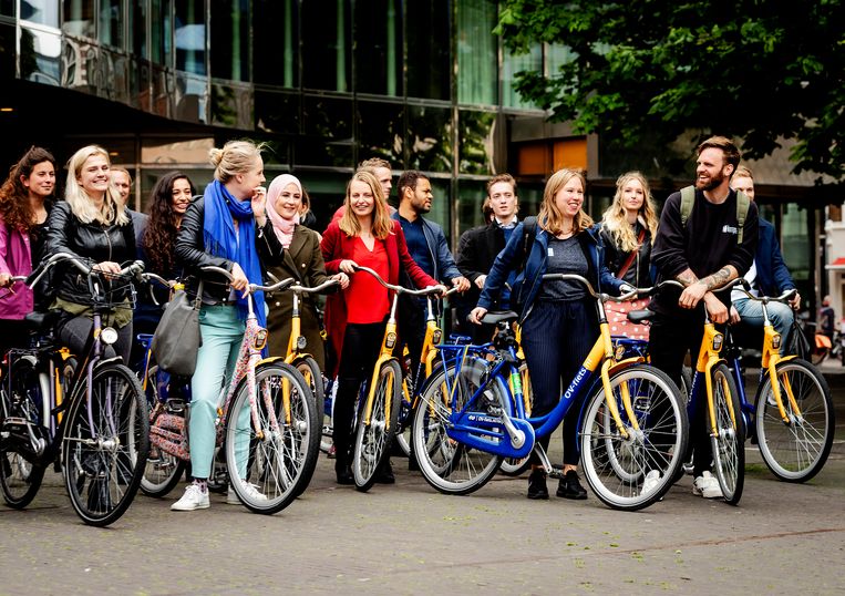 Jongeren fietsen in juni onder aanvoering van tv-presentator Tim Hofman en Gert-Jan Segers (CU) van de Tweede Kamer naar het Catshuis. Beeld ANP