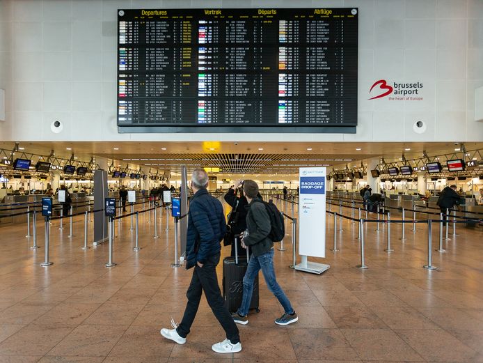 De luchthaven roept de reizigers op om indien mogelijk enkel met handbagage te reizen.