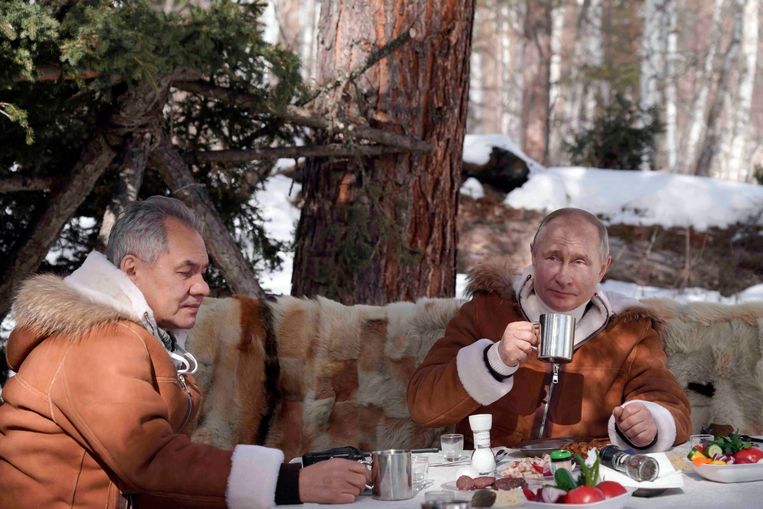 Vladimir Poetin en Sergej Sjojgoe tijdens een uitstap in Siberië in maart 2021. Beeld AP