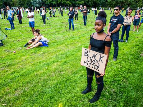 Zo'n 300 mensen demonstreren tegen racisme in Dordrecht