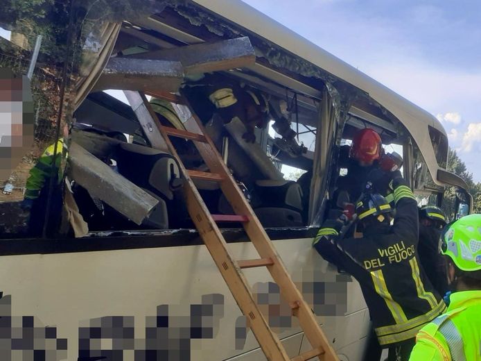 De bus met Chinese toeristen botste tegen de vangrail op de snelweg A1, nabij de stad Badia al Pino in de regio Toscane.