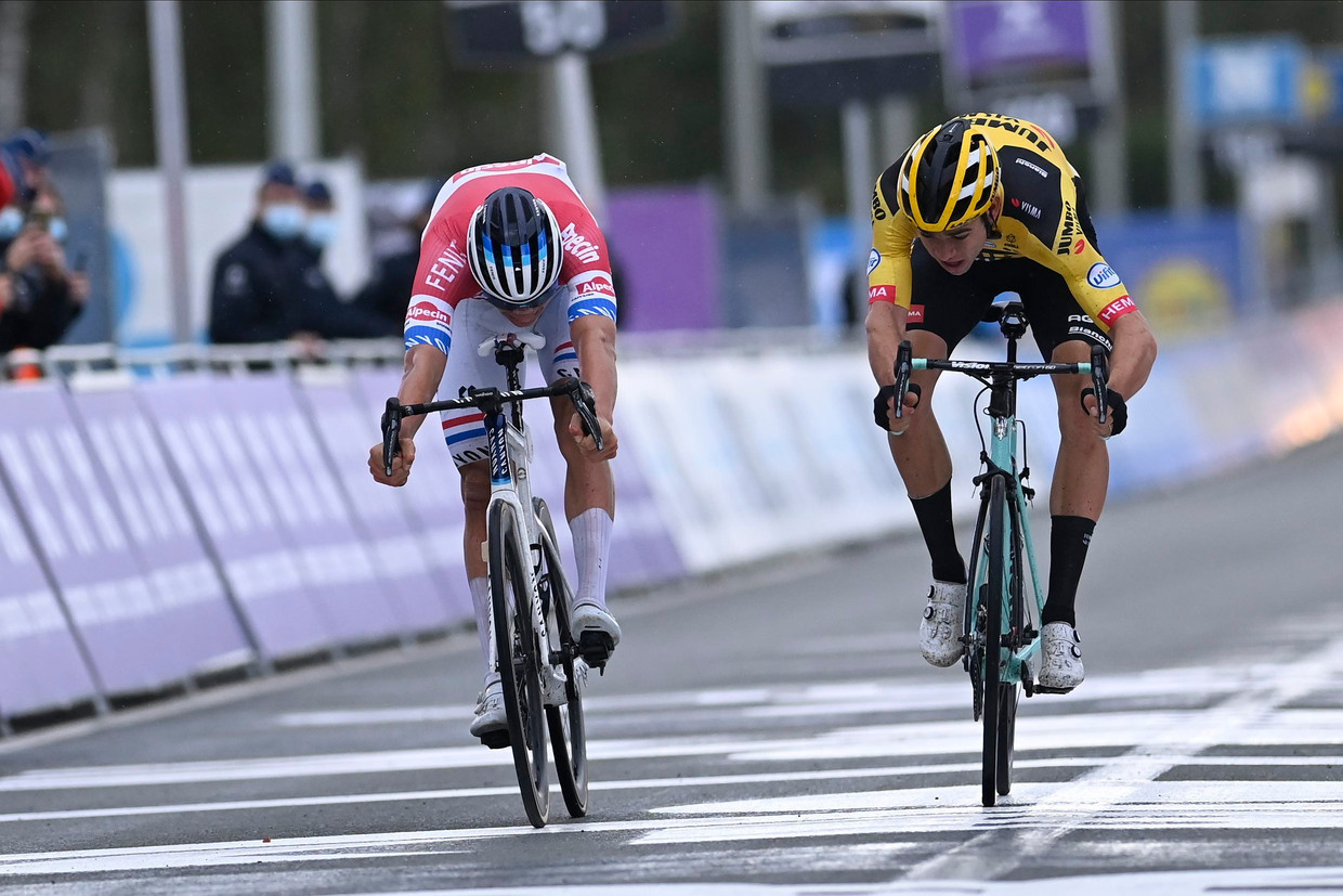 Mathieu Van der Poel wint de Ronde van Vlaanderen na spannend duel met Wout Van Aert