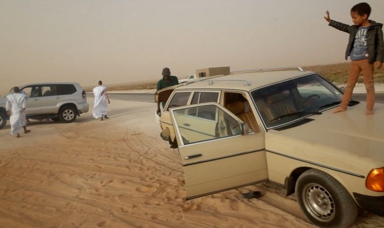 Met zoon en Mercedes dwars door de Sahara. Beeld Judith Quax