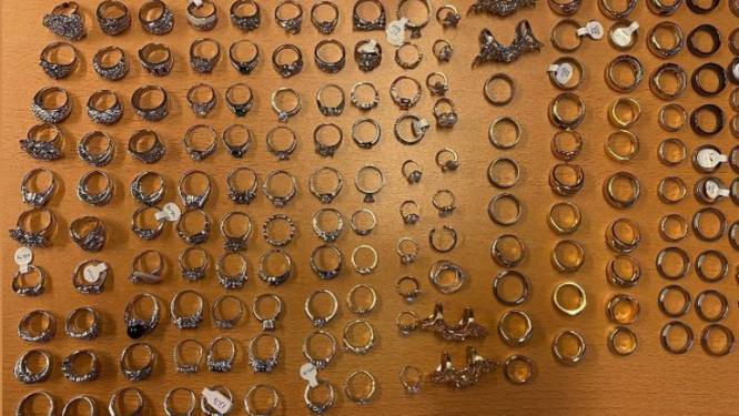 Winkelpersoneel vindt plastic tas vol met (gestolen?) ringen in Lelystad, verdachte is al in beeld 