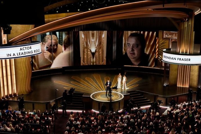 Brendan Fraser reçoit l’Oscar du meilleur acteur pour “The Whale”.