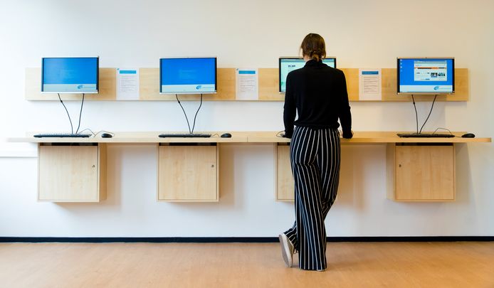 Een werkzoekende achter de computer bij het Werkplein van het UWV.