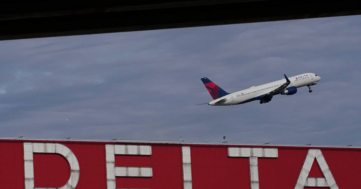 Passagiersvliegtuig Landt Vóór De Landingsbaan Op Schiphol: 'Dit Komt Echt  Bijna Nooit Voor' | Binnenland | Ad.Nl