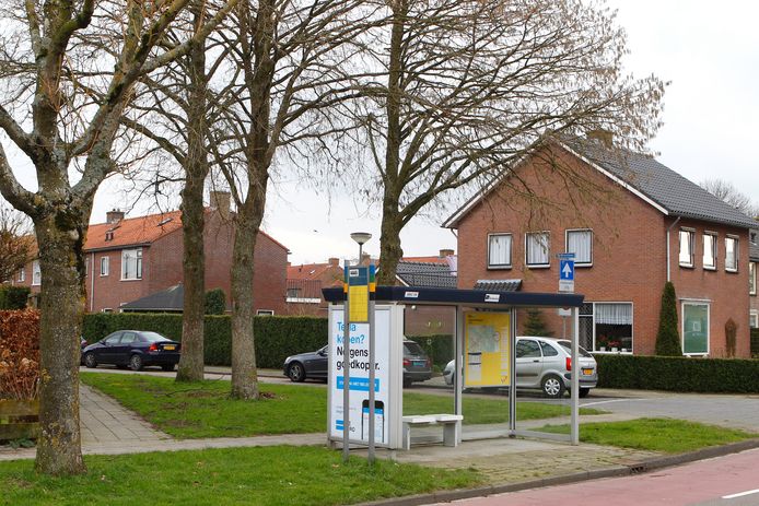 De bushalte in Nijkerk waar drie jongens op brommers Jeroen mishandelden.