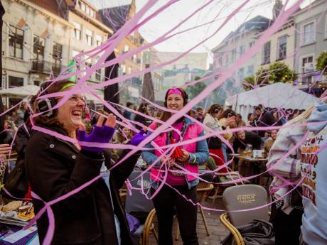 Deze dragqueens laten Havermarkt swingen tijdens silent muziekbingo