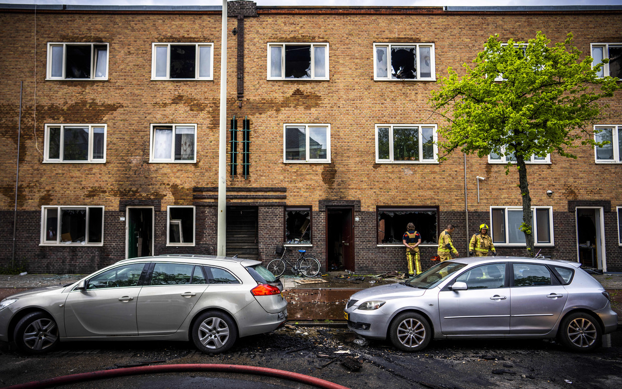 De ravage na de brand in het woningencomplex in de Wouwermanstraat. Beeld Freek van den Bergh / de Volkskrant