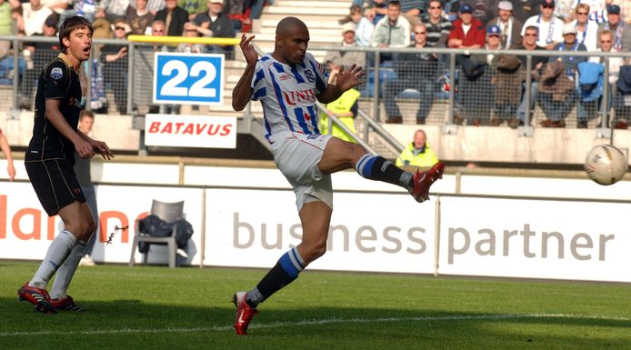 Afonso Alves haalt uit voor één van zijn zeven goals tegen Heracles.