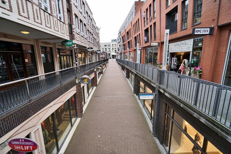 Ook in het centrum van Nijmegen is het deze dagen stil en rustig, zoals hier in de Marikenstraat. Beeld Hollandse Hoogte