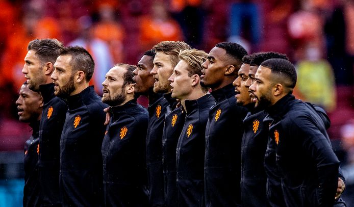 Het Nederlands Elftal zingt het Wilhelmus tijdens de EK-wedstrijd tegen Noord-Macedonië in de Johan Cruijff Arena.