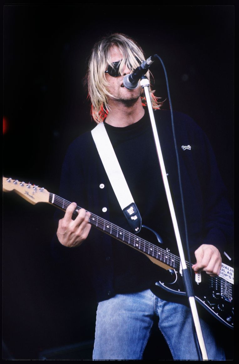 Cobain in 1991 op Pukkelpop. Eppo Janssen: ‘Ik herinner me vooral hun dolle, flauwe fratsen, zowel op als naast het podium. En hoe ze vrijuit over de festival­wei liepen.’ Beeld Gie Knaeps