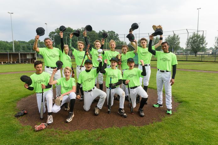 De oostelijke honkbaljeugdselectie Eastern Athletics, met daarin zes spelers van Tex Town Tigers, viert de titel.