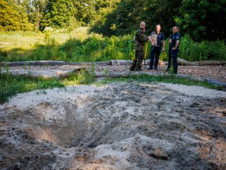 Politie vindt explosief in Rotterdamse woning na doorzoeking, EOD laat het ontploffen in Kralingse Bos
