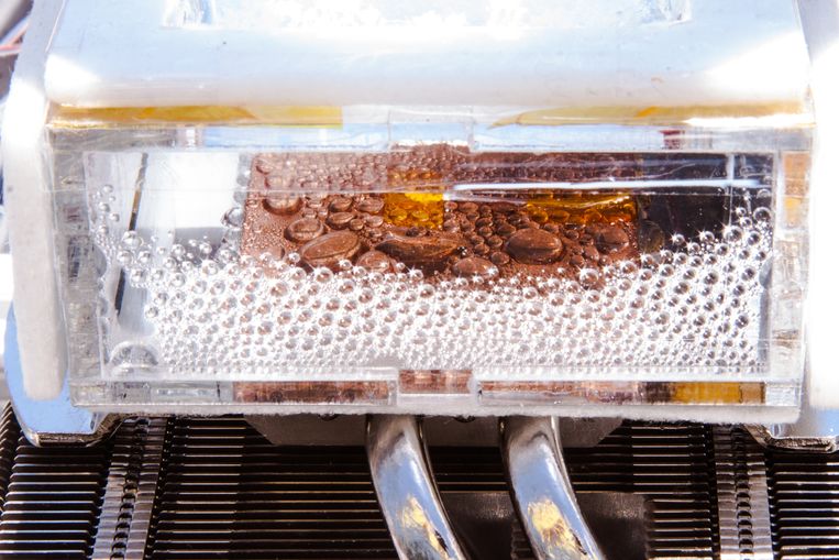 De 'wateroogster' van de onderzoekers van MIT. De druppels zijn gecondenseerd water. Beeld MIT