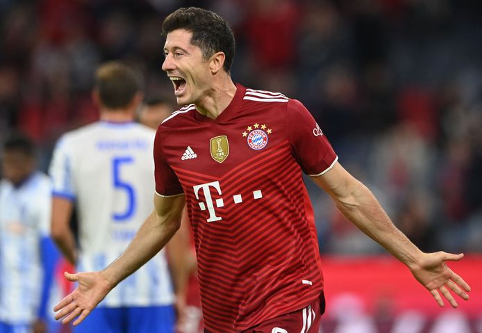 Robert Lewandowski viert zijn derde treffer namens Bayern München in de wedstrijd tegen Hertha BSC.