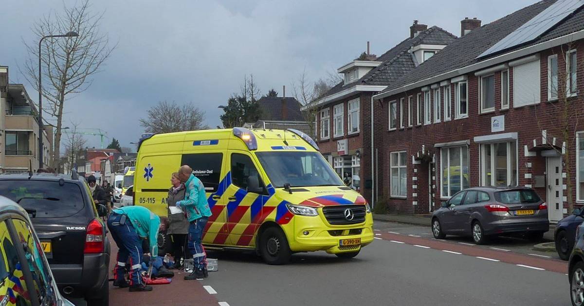 Vrouw met kind achterop fiets aangereden op Kuipersdijk in Enschede.