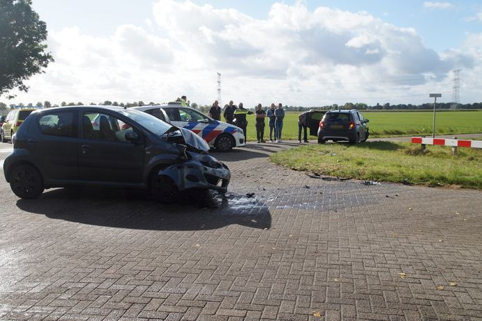 De auto's botsten op een kruising.