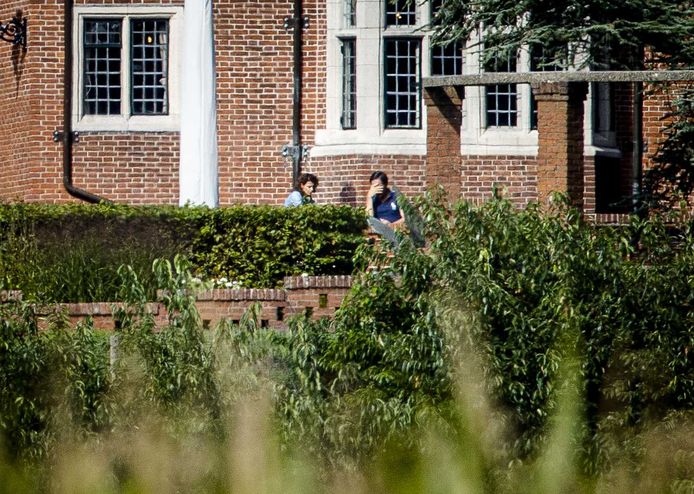 Sophie Hermans (VVD) en Mark Rutte (VVD) in de tuin van landgoed De Zwaluwenberg.