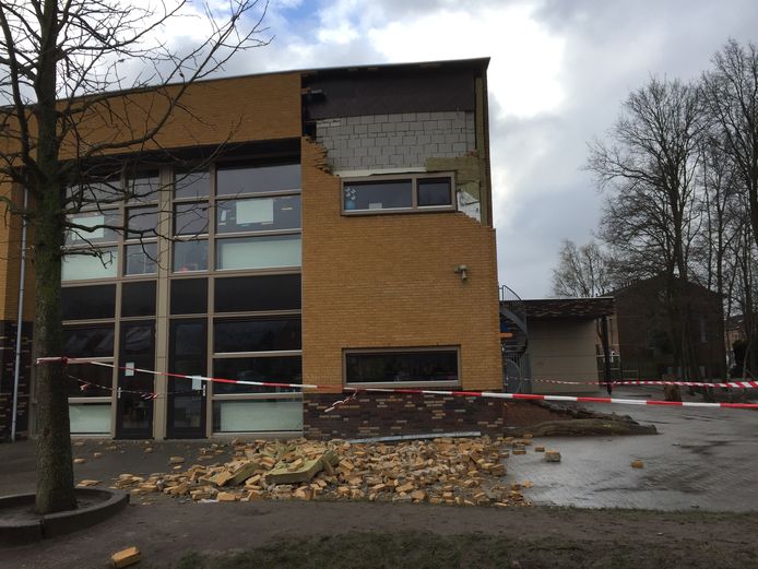 Stormschade bij basisschool De Vuurvlinder in Eindhoven.