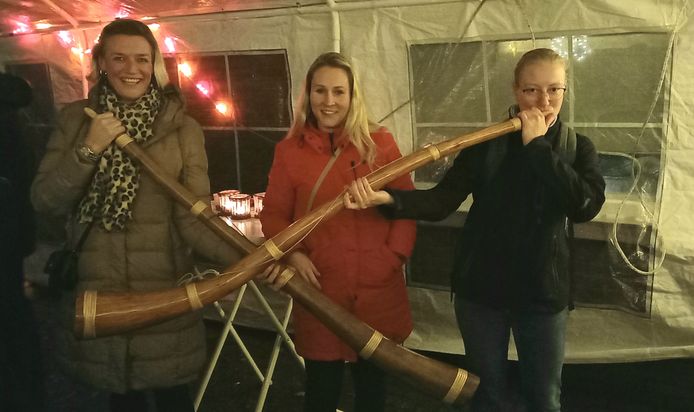 Jessica Mulstege, Marieke Beld en Ingrid Maas uit Enschede doen een gooi naar de Zilveren Hoorn tijdens de jaarlijkse wedstrijd midwinterhoornblazen die dit jaar bij de Herterij in Geesteren gehouden werd.
