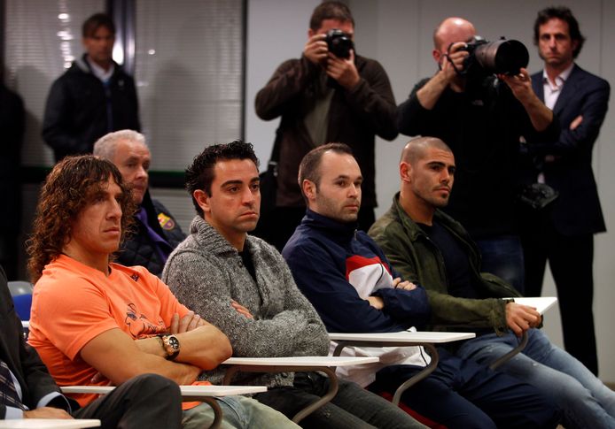 Puyol, Xavi, Iniesta en Valdes tijdens een persconferentie (2012).